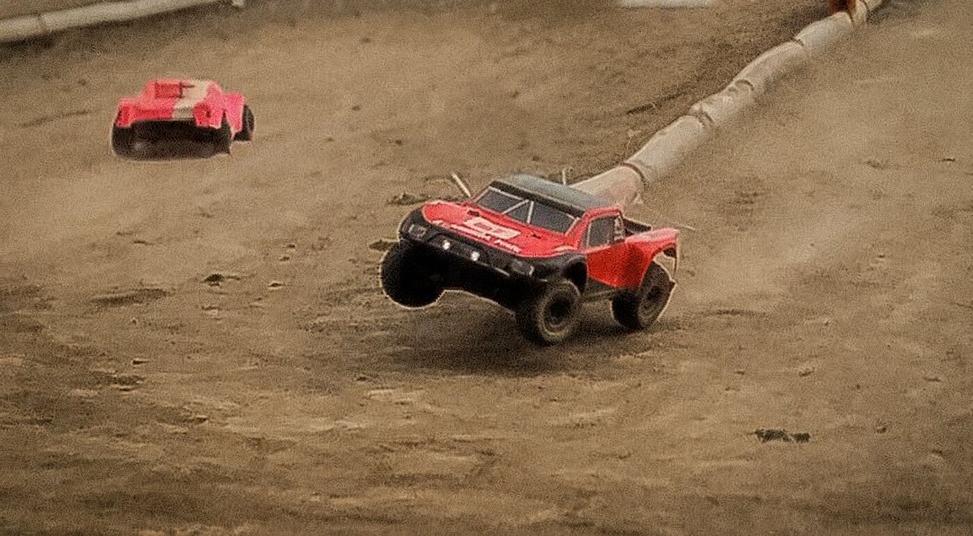 Due automodelli Short Course in curva sulla pista OffRoad Freemodels