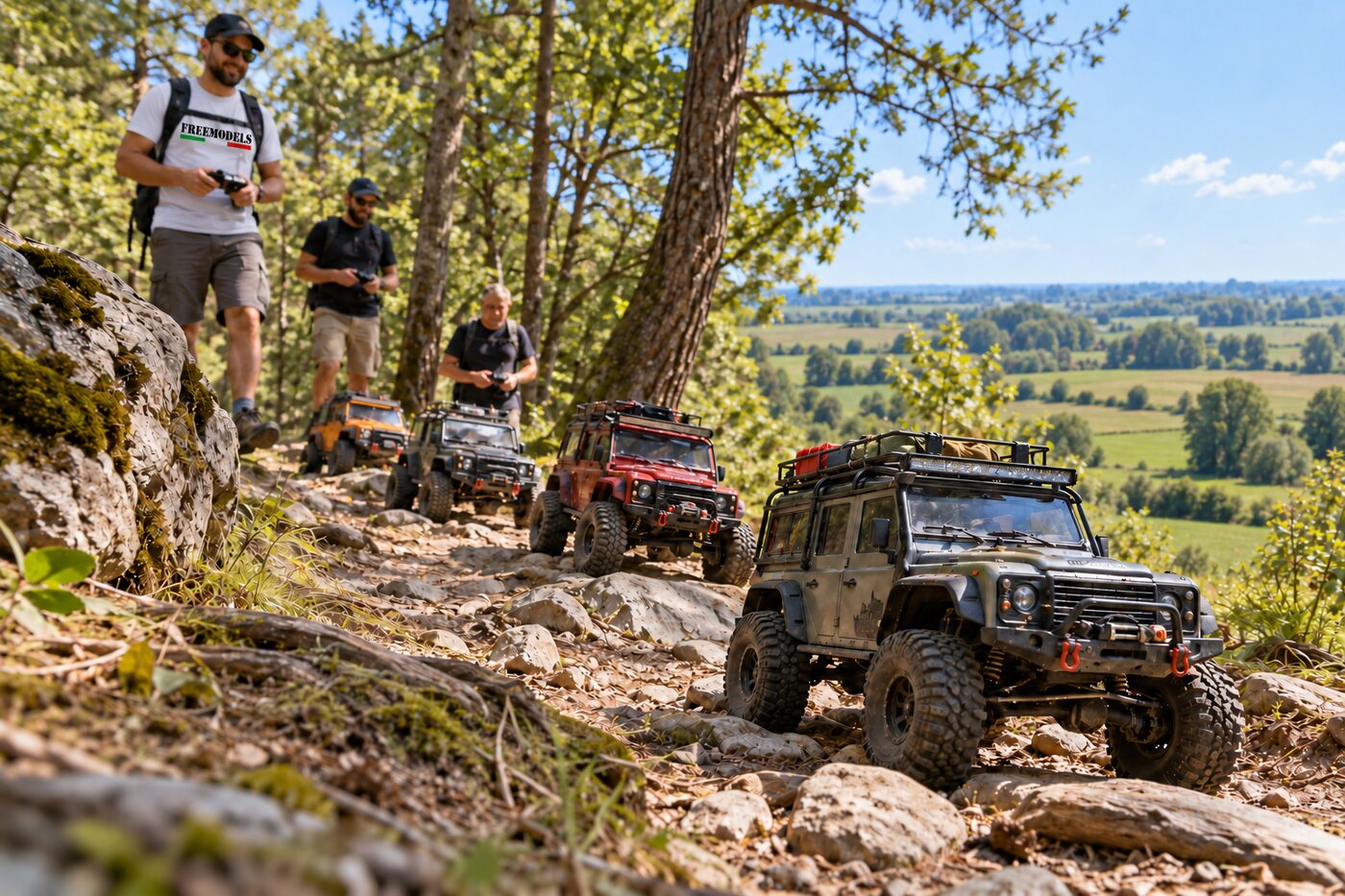 Trail Walking nella campagna con scaler e pilota in maglietta Freemodels
